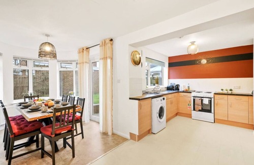 Swindon House | Mundy Avenue - Contractors*Long Stays Disc*Free Parking*Wifi