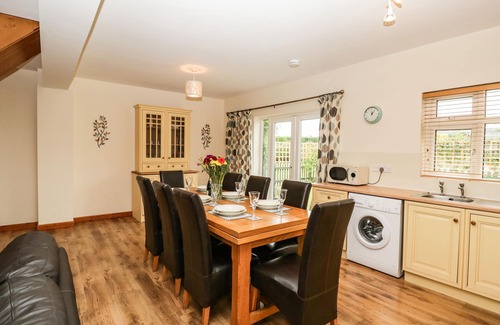 Midsomer Norton Cottage | MUSKOKA LODGE, family friendly, with a garden in Midsomer Norton