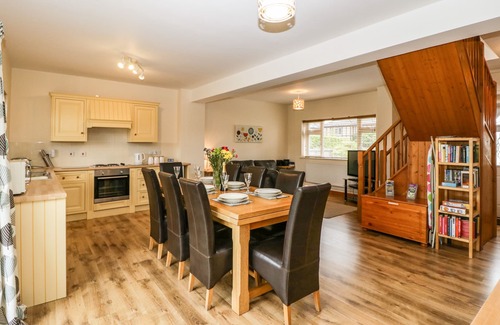 Midsomer Norton Cottage | MUSKOKA LODGE, family friendly, with a garden in Midsomer Norton