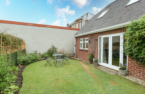 Midsomer Norton Cottage | MUSKOKA LODGE, family friendly, with a garden in Midsomer Norton