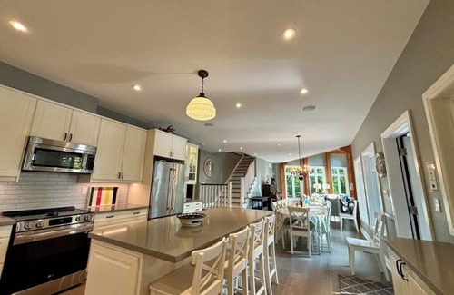 Gravenhurst Cottage | Muskoka Soul 💫 Spacious + Modern 6 Bedroom on Lake Muskoka 💫 @MuskokaSoul