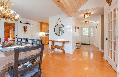 Bracebridge Cottage | Muskoka Vibe Riverfront Retreat w hot tub/Game Rm