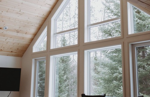 Bracebridge Cottage | Muskoka Vibe Riverfront Retreat w hot tub/Game Rm