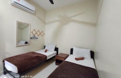 Hutan Kampung House | MUSLlM ONLY Pool Wifi 3 aircond room Hospital Sultanah Bahiyah