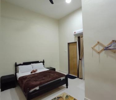 Hutan Kampung House | MUSLlM ONLY Pool Wifi 3 aircond room Hospital Sultanah Bahiyah