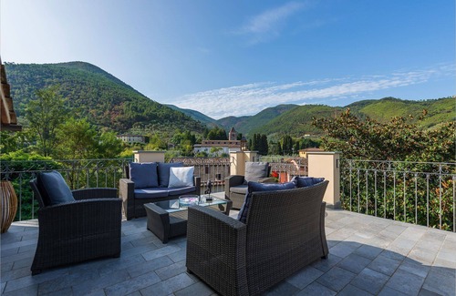 Vorno Villa | My Rental Homes - Villa Vorno with a wonderful garden and a private swimming pool