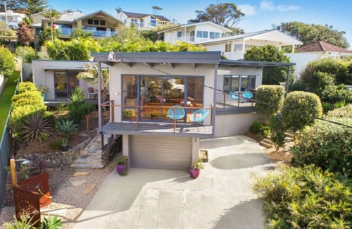 Wamberal House | MYSTIC WAVES | WIFI , Pet Friendly | Accom Holidays