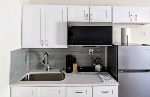 Indian Rocks Beach Apartment | MySunsetView 6 Unit3 Studio+Pool 3min to Beach