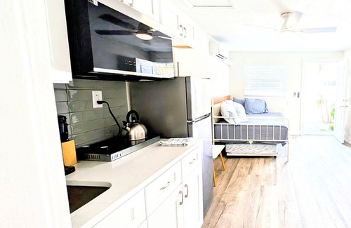 Indian Rocks Beach Apartment | MySunsetView 6 Unit3 Studio+Pool 3min to Beach