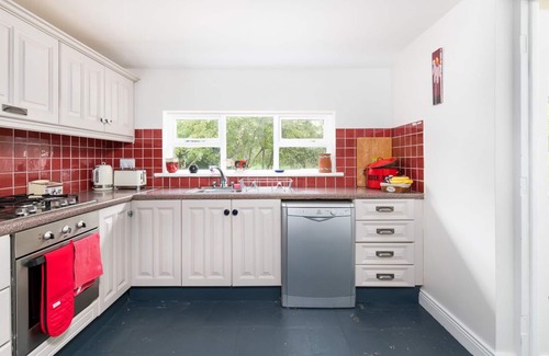 Lady's Island House | n "Fisherman's Cottage" - Coastal Retreat at Carne Beach with Private Garden.