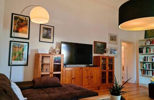 Oberhausen Apartment | Nana-EG-80m2 sanierter Altbau-Parkplatz-kleiner Garten-WLAN-NETFLIX-2Zimmer-Küche-Dusche-Wanne-Waschmaschine