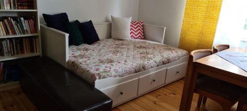 Oberhausen Apartment | Nana-EG-80m2 sanierter Altbau-Parkplatz-kleiner Garten-WLAN-NETFLIX-2Zimmer-Küche-Dusche-Wanne-Waschmaschine