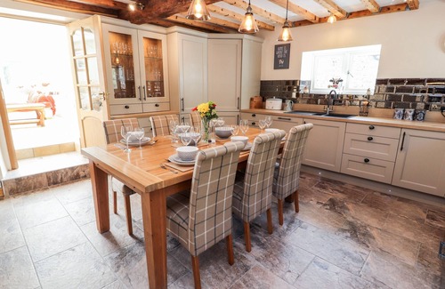 Ruthin Cottage | NANT Y CELYN, family friendly, with hot tub in Clawdd-Newydd