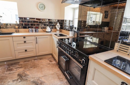 Ruthin Cottage | NANT Y CELYN, family friendly, with hot tub in Clawdd-Newydd