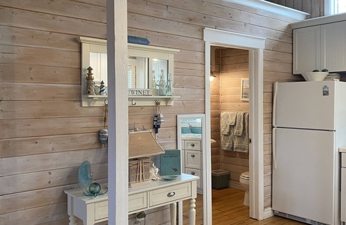 North Juanita Cottage | Nantucket Style Guest Cottage perfectly located near Juanita Beach in Kirkland!