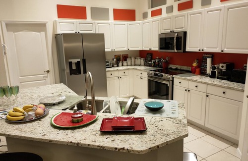 Central Naples House | Naples house with Lakeview and pool in secure+desirable area close to center