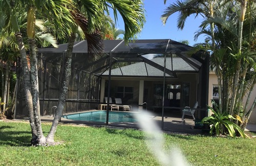 Central Naples House | Naples house with Lakeview and pool in secure+desirable area close to center