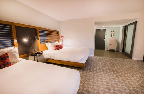 Live Oak Hotel | Nature's Embrace: Room with Patio | Scenic Views & Trail Adventures