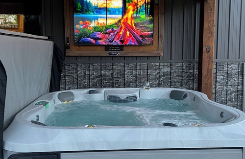 Traverse City Cabin | Nature's Ridge TC | Pickleball Lodge Retreat Home