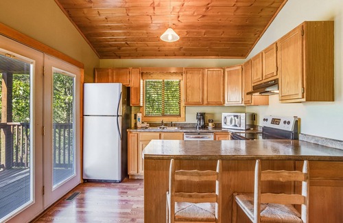 Gatlinburg - Pigeon Forge Cabin | Naughty by Nature by Jackson Mountain Rentals