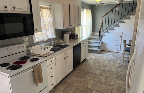 Norfolk House | Naval Base Home - 5BR/2BA - Wi-Fi, Pet Friendly, Parking, Extended Stays Welcome