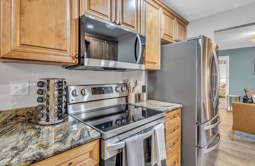 Palma Sola House | Near AMI/Sarasota-Heated Pool-Hot Tub-Putting Green-Backyard Games-Game Room