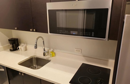 Doral Condo | Near Bayfront Park, King Studio with Kitchen
