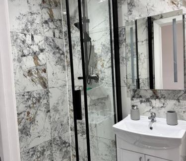 Quinton Apartment | Near Birmingham - Stylish and Peaceful - Private Parking