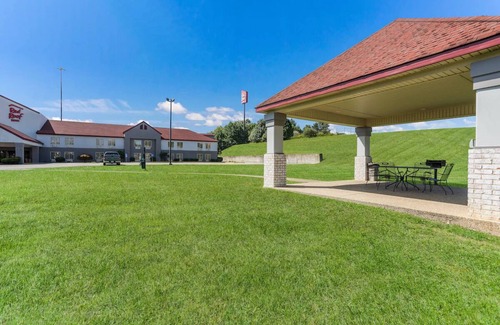 Pittsburg Apartment | Near Cumberland Star Riverboat! Pet-friendly Property with Free Parking Onsite!