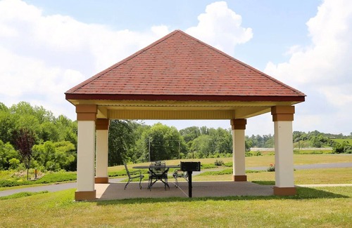 Pittsburg Apartment | Near Cumberland Star Riverboat! Pet-friendly Property with Free Parking Onsite!