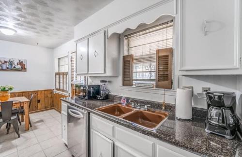 Memphis House | Near Dining & Shopping-Tranquility on Tulip Tree