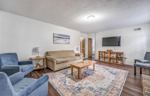 Memphis House | Near Dining & Shopping-Tranquility on Tulip Tree