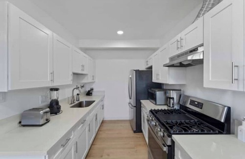 Norwalk Apartment | NEAR Disney, Knotts, Beachesnn