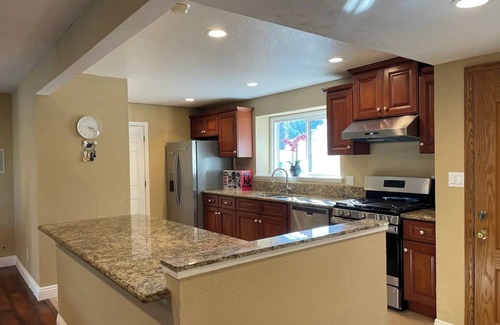 Fullerton House | Near Disneyland. 4BR, 2BA, Newly Remodeled Housenn