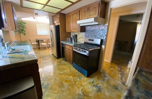 Sherwood Forest and Thistle Development House | NEAR DISNEYLAND AND CONVENTION CENTER 6 BEDROOM 3 BATHROOM
