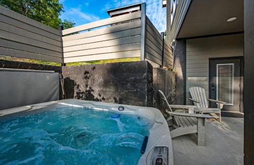 Sevierville House | Near Dollywood With Hot Tub, Game Room Home Theater