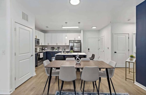 Cherry Apartment | Near DT & CPCC Lynx | Pool, Gym, W/D, Parking,