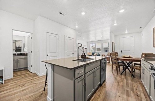 Eagle House | Near Eagle Island | Pool | King Bed | Parking | Smart TV