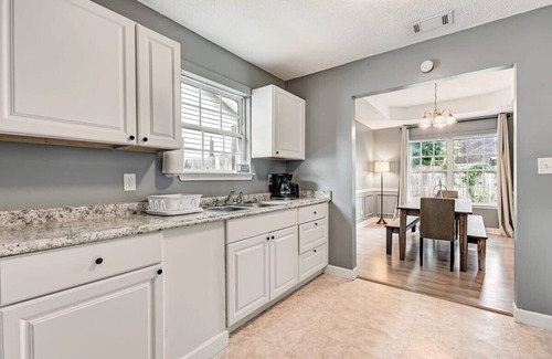 Savannah House | Near Hospital and Downtown- Lodging on Leghorn