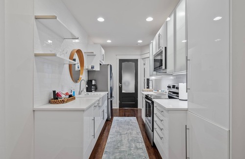 Union Park Apartment | Near hospitals, colleges, event centers! New king bed, love pets & free parking!