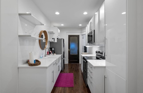 Union Park Apartment | Near hospitals, colleges, event centers! New king bed, love pets & free parking!