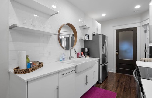 Union Park Apartment | Near hospitals, colleges, event centers! New king bed, love pets & free parking!
