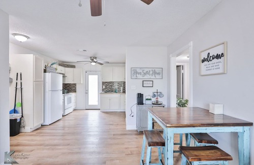 Abilene House | Near HSU, ACU & Hendrick ~ Clean ~ Charming Cottage ~ New Discounts ~ Pets