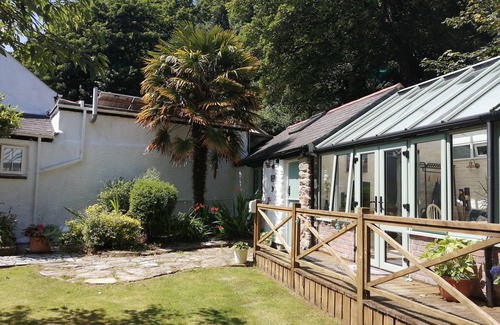 Perranporth Apartment | Near Perranporth. A country cottage for 2 & dog friendly Short walk to the Beach