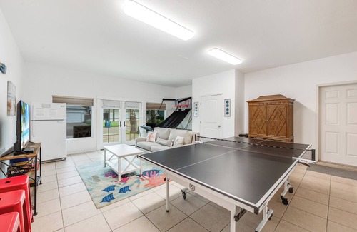 Safe Harbor House | Near the Beach! Large 5 bedrooms 4 bath- Sleeps 16 max Fun Game Room