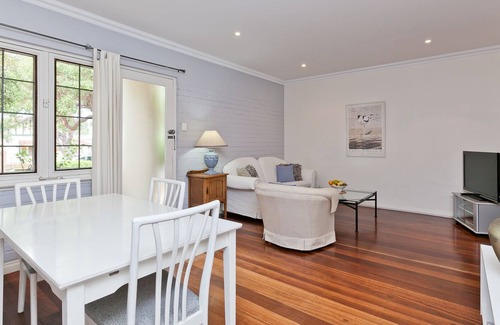 Nedlands Apartment | Nedlands, 2brm Spac GROUND Apt .. 4 mins to SCG Hospital