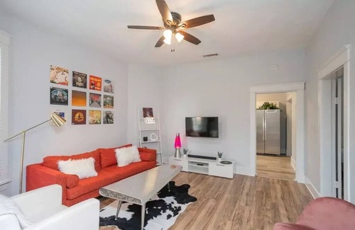 McFerrin Park House | Neon Nashville! 5 min to Broadway Walk 2 dining!