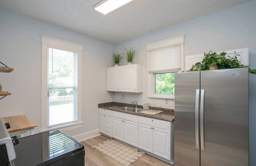 McFerrin Park House | Neon Nashville! 5 min to Broadway Walk 2 dining!