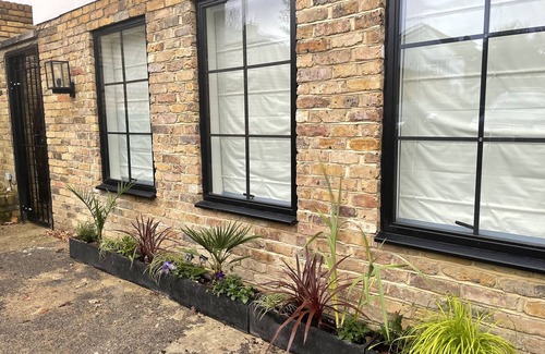 Coombe Hill Apartment | Nestled in a grand private estate, near woodlands, easy access London