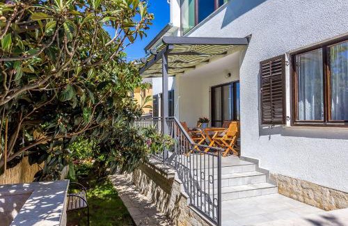 Skatari Apartment | Neu renovierte Ferienwohnung mit Klima, WLAN, Terrasse und Grill
